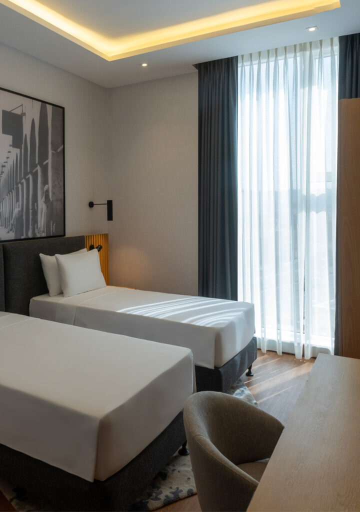 Radisson Hotel Madinah – Superior Twin Room | فندق راديسون المدينة – غرفة سوبيريور بسريرين